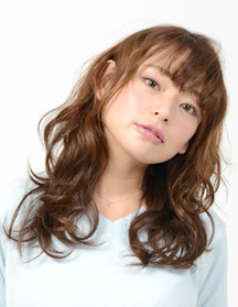 リラクシーなほつれウェーブ＆フリンジバングスタイル