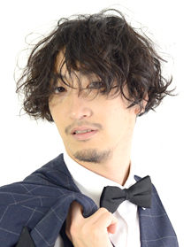 「うざバング」で魅せるセクシーなマッシュ