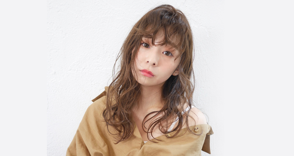 うざバングが可愛いロングスタイル