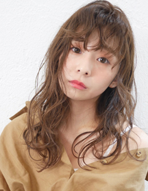 うざバングが可愛いロングスタイル