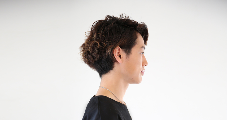 個性的なサイドパートパーマスタイル