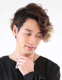 個性的なサイドパートパーマスタイル
