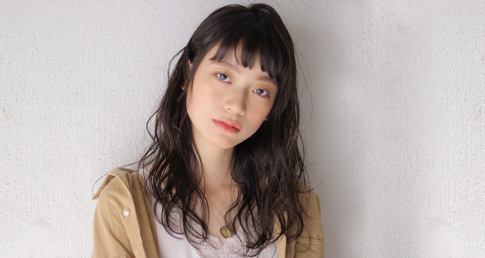 ワイドバングが可愛いウェーブロング